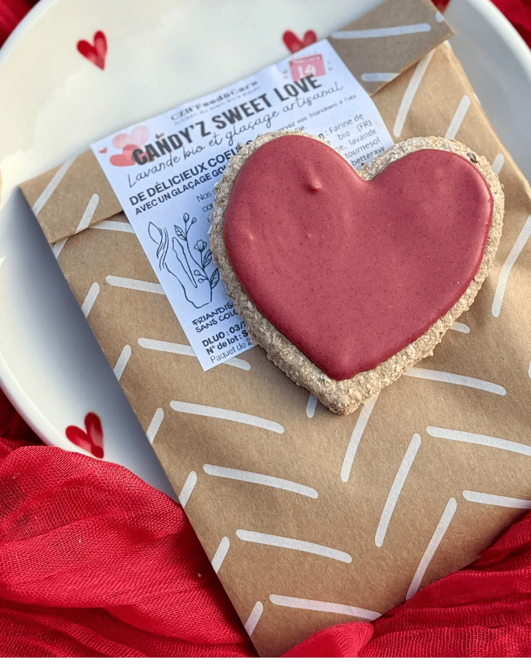 4 grandes friandises artisanales en forme de cœur, avec un glaçage naturel à base de sucre glace d’Alsace et de betterave bio