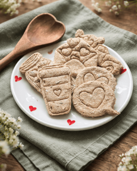 7 friandises naturelles et artisanales pour chevaux à la lavande, chacune dans une forme différente inspirée de la Saint‑Valentin