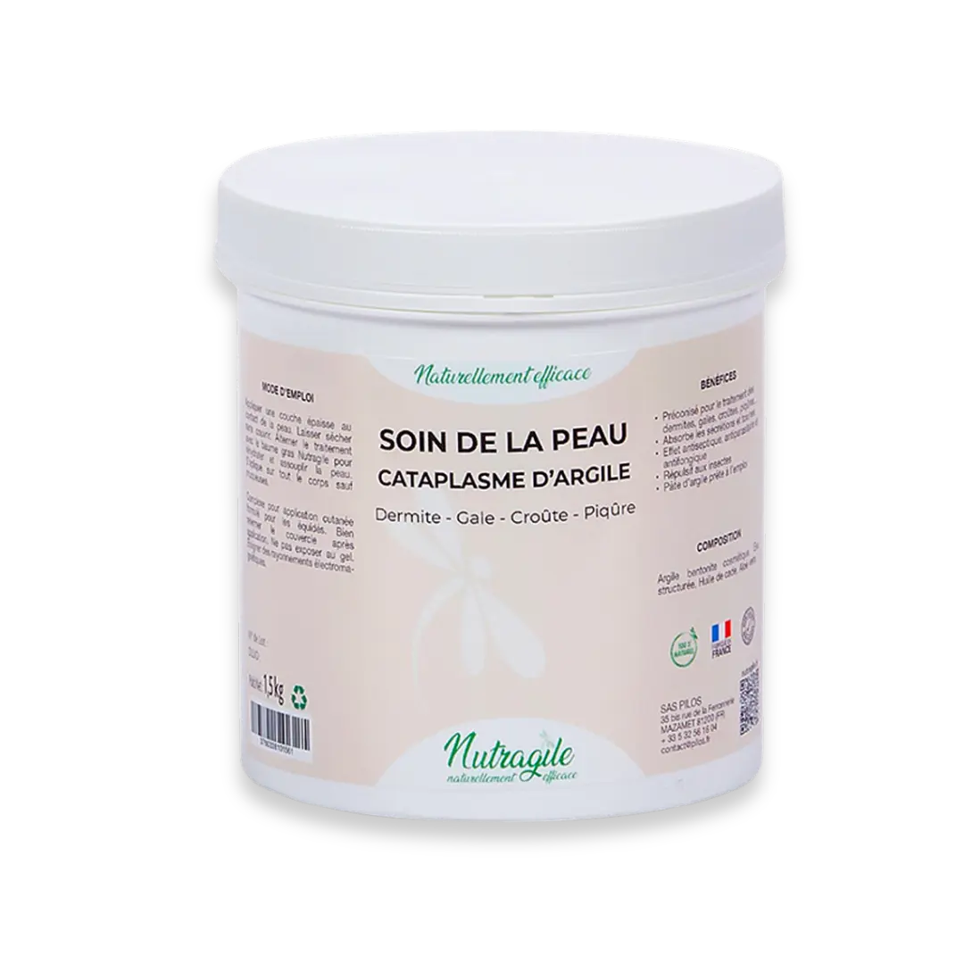 Le Cataplasme d'argile est un traitement des troubles cutanées du cheval.  Formule naturelle à base d'argile et d'huile de cade aux propriétés absorbantes, adsorbantes, anti-inflammatoires, antiseptiques, apaisantes, astringentes, cicatrisantes, insectifuges, purifiantes et réparatrices.  Recommandé en cas Dermites, Gales, Croûtes, Piqûres ...