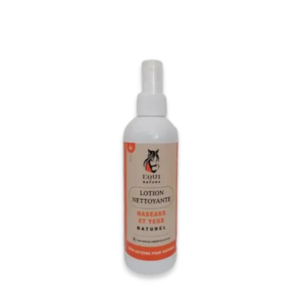 La Lotion nettoyante nettoie les zones sensibles du cheval : yeux, naseaux et oreilles. Formule naturelle à base d'eau florale, aux propriétés apaisantes, décongestionnantes et nettoyantes.  Recommandé en cas d'écoulement nasale, larmoiement, œil gonflé ou présence de saleté sur les zones sensibles. 