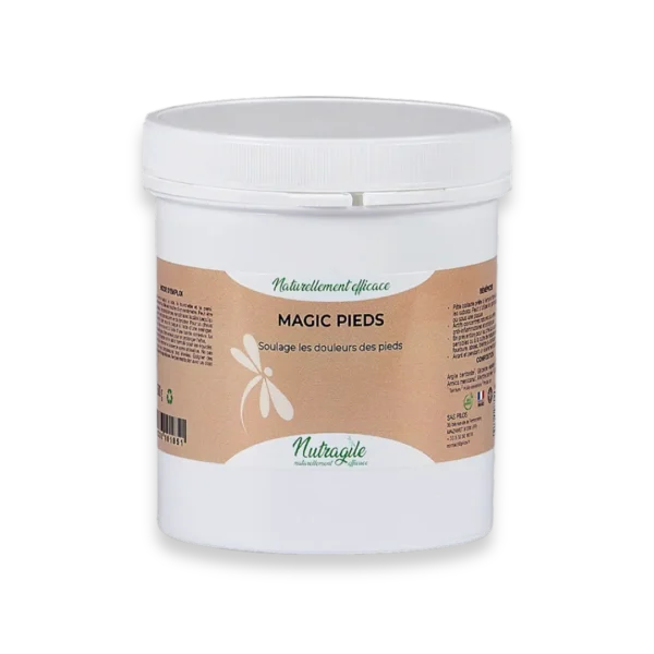 Le Magic pied soulage les douleurs des pieds du cheval.  Formule naturelle à base d'argile, de plantes et d'huiles essentielles, aux propriétés absorbantes, adsorbantes, antalgiques, anti-inflammatoires, astringentes, décongestionnantes, protectrices et réparatrices.  Recommandé en cas de pieds sensibles, douleurs aux pieds, passage pieds nus, à la suite de maladie (abcès, fourbure, bleime, contusion), après effort sur sol dur. 