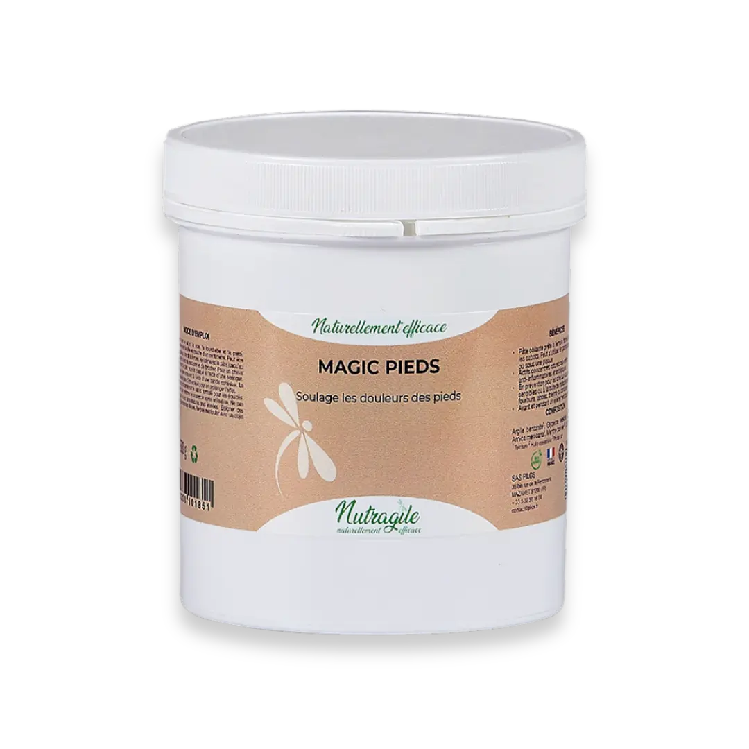 Le Magic pied soulage les douleurs des pieds du cheval.  Formule naturelle à base d'argile, de plantes et d'huiles essentielles, aux propriétés absorbantes, adsorbantes, antalgiques, anti-inflammatoires, astringentes, décongestionnantes, protectrices et réparatrices.  Recommandé en cas de pieds sensibles, douleurs aux pieds, passage pieds nus, à la suite de maladie (abcès, fourbure, bleime, contusion), après effort sur sol dur. 