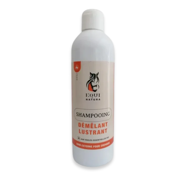 Shampooing Démêlant Lustrant nettoie et fait briller la robe et les crins du cheval Shampoing doux naturel à base d’eau florale et d’huiles essentielles bio aux propriétés assouplissantes, fortifiantes et nourrissantes. 